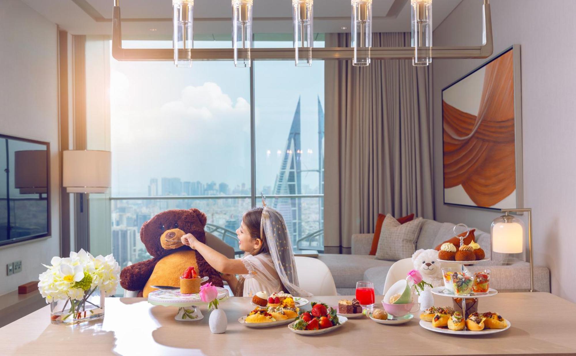 Hotel Onyx Rotana Manama Exterior foto A woman with a teddy bear