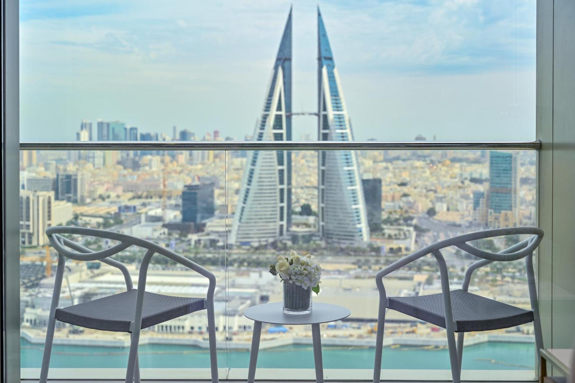 Hotel Onyx Rotana Manama Exterior foto View of the Four Seasons Hotel